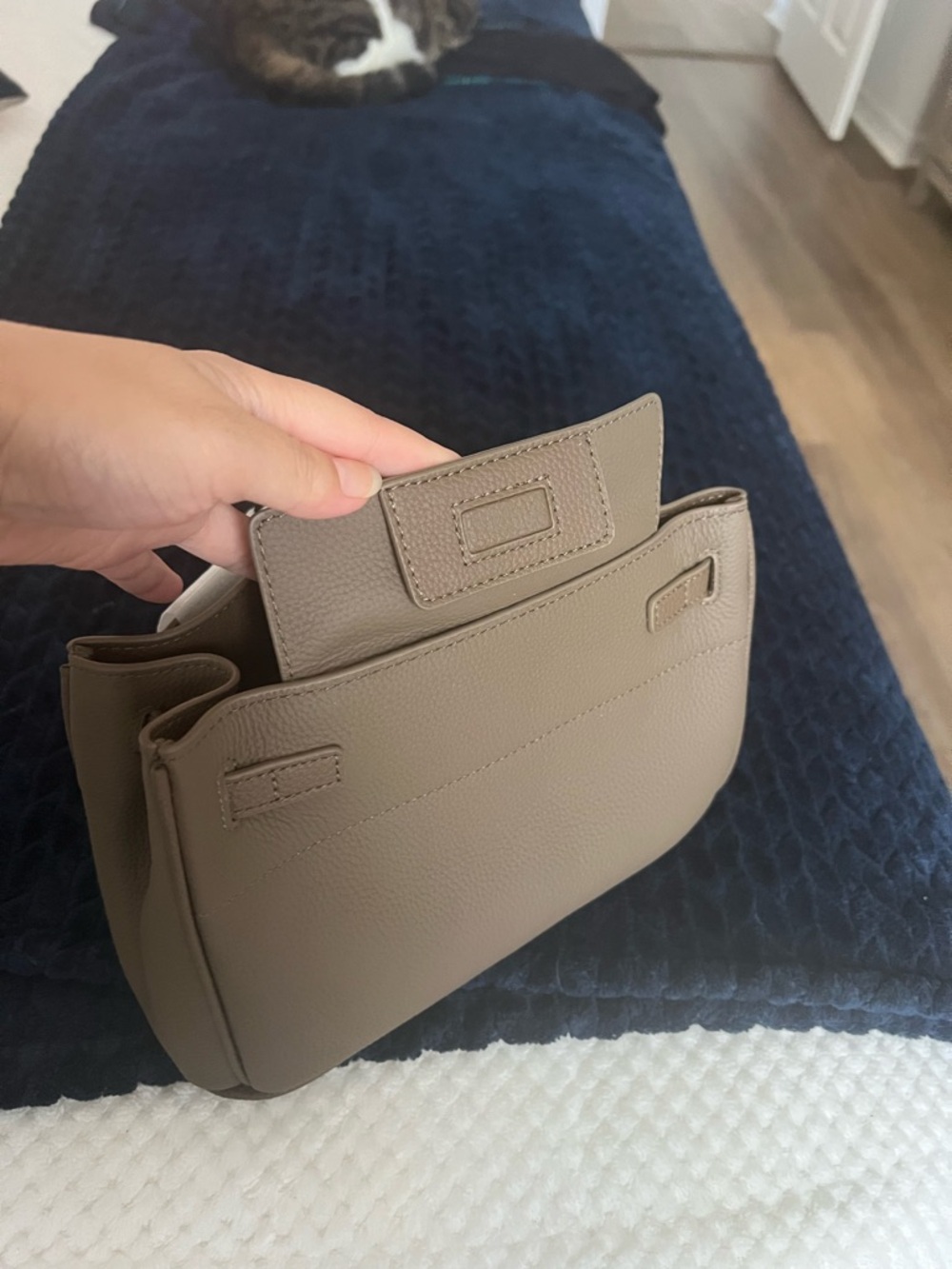 Elegant Tan Leather Women's Bag - Picture 4 of 5